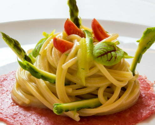 Spaghettoni con punte di Asparagi su tartare di gamberi