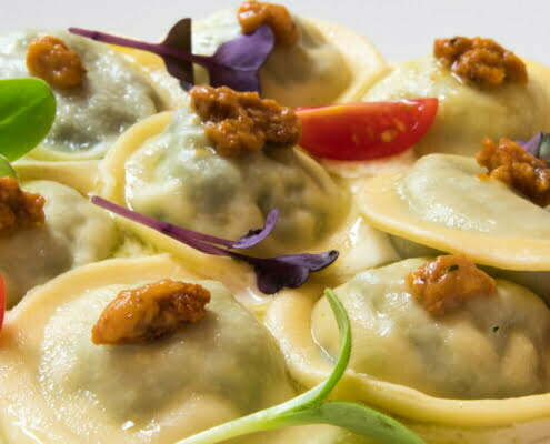 Tortelli ripieni di friarielli, parmigiano e pancetta croccante Tortelli ripieni di friarielli, parmigiano e pancetta croccante