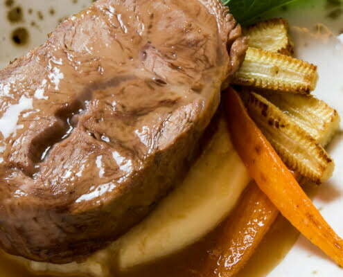 Guancia di vitello brasata con purea di patate mais e carote Guancia di vitello brasata con purea di patate mais e carote